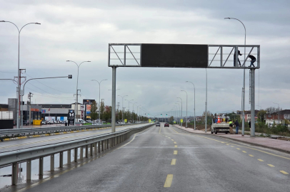 Sakarya'da sürücülere rehber olan dev ekran farklı noktaya alındı
