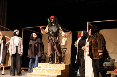 Konya’da Retro Tiyatro Topluluğu’ndan esprili ve etkileyici performans