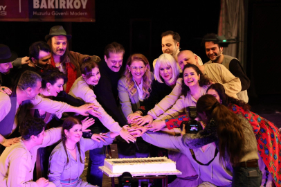 İstanbul Bakırköy'de sahne çiçek bahçesine dönüştü