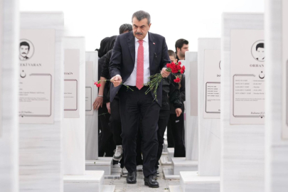 Bakan Tekin'den Şehit Öğretmenler Anıtı'na ziyaret