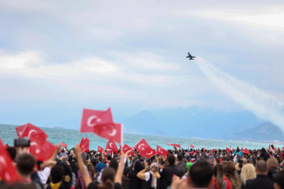 SOLOTÜRK Konyaaltı’nda nefes kesti