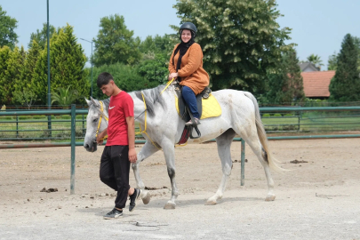 Sakarya'da sağlıklı yaşam yolculuğunda at biniciliği heyecanı