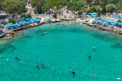 Mersin plajları tatilcilerin gözdesi oldu