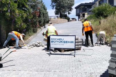 Gölcük Halıdere’de 3 sokakta parke yollar yenilendi