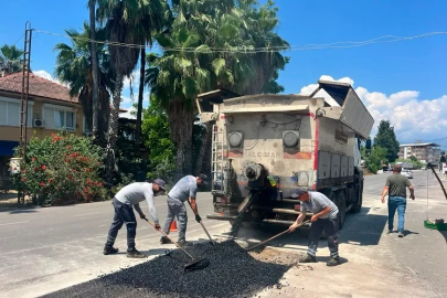 Antalya Finike'de yollar yenileniyor bordürler boyanıyor