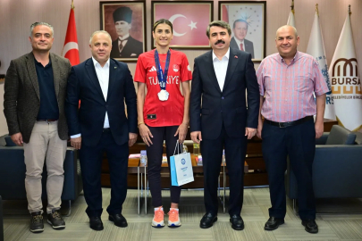 Milli tekvandocu madalya sevincini Oktay Yılmaz'la paylaştı