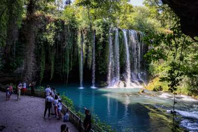 Antalya’da Düden Şelalesi ziyaretçilerini ağırlıyor