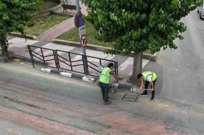 Manisa'da 17 ilçede yağmur suyu ızgaralarına düzenli bakım
