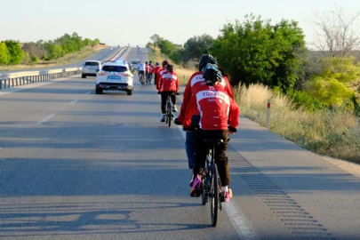 Konya'dan 7'si görme engelli 20 kişi Ankara'ya pedal çevirdi