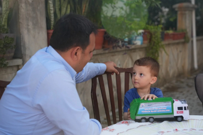 Muğla Dalaman’da çöp kamyonu sevgisi oyuncağa dönüştü