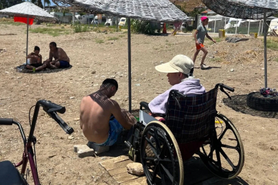 İzmir Narlıdere'de özel gereksinimli bireyler denizle buluştu