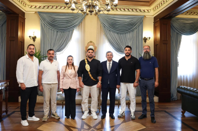 Antalya’da Başpehlivan Erkan Taş’tan Vali Şahin’e ziyaret
