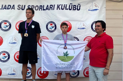 Osmangazi’nin genç yüzücüleri kürsüyü bırakmadı