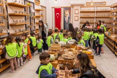 Bornova’nın minikleri 50 zeytin fidanını toprakla buluşturdu