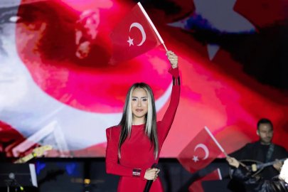 Hande Ünsal'dan Cumhuriyet'e kırmızı imza