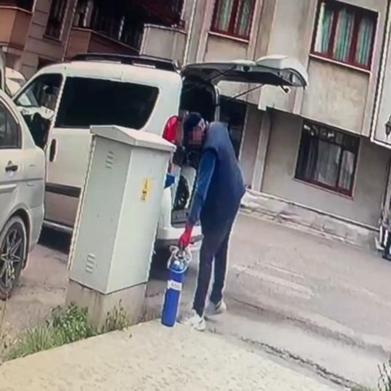 Hastanın oksijen tüpünü çaldı!
