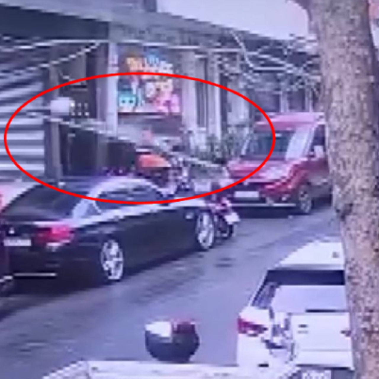 Aydınlatma direği üzerine devrildi