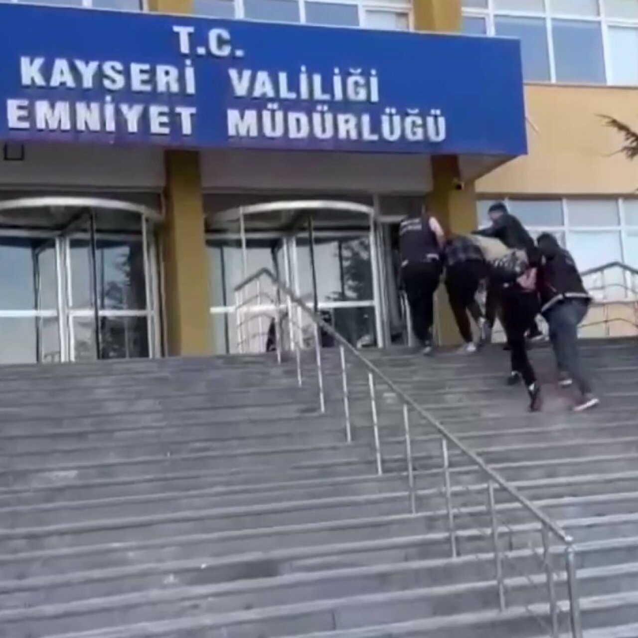 Midelerinde uyuşturucu kapsülle yakalanan 3 İranlı tutuklandı