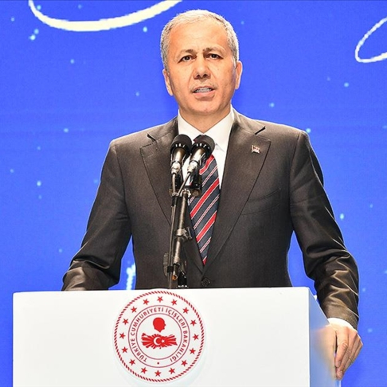 Bakan Yerlikaya duyurdu! Yurt dışına kaçmaya çalışırken yakalandılar