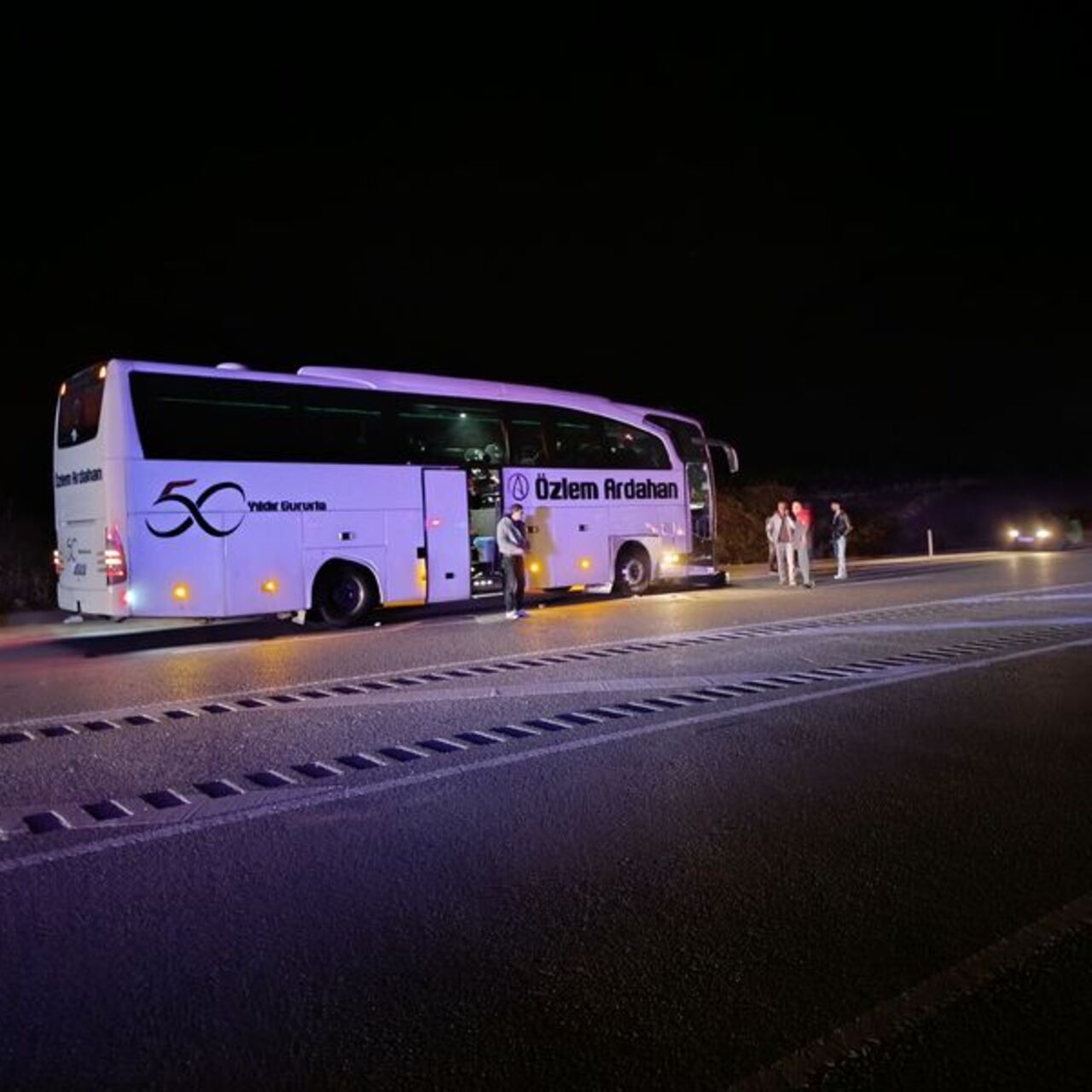 Yolcu otobüsü ile otomobil çarpıştı: 10 yaralı