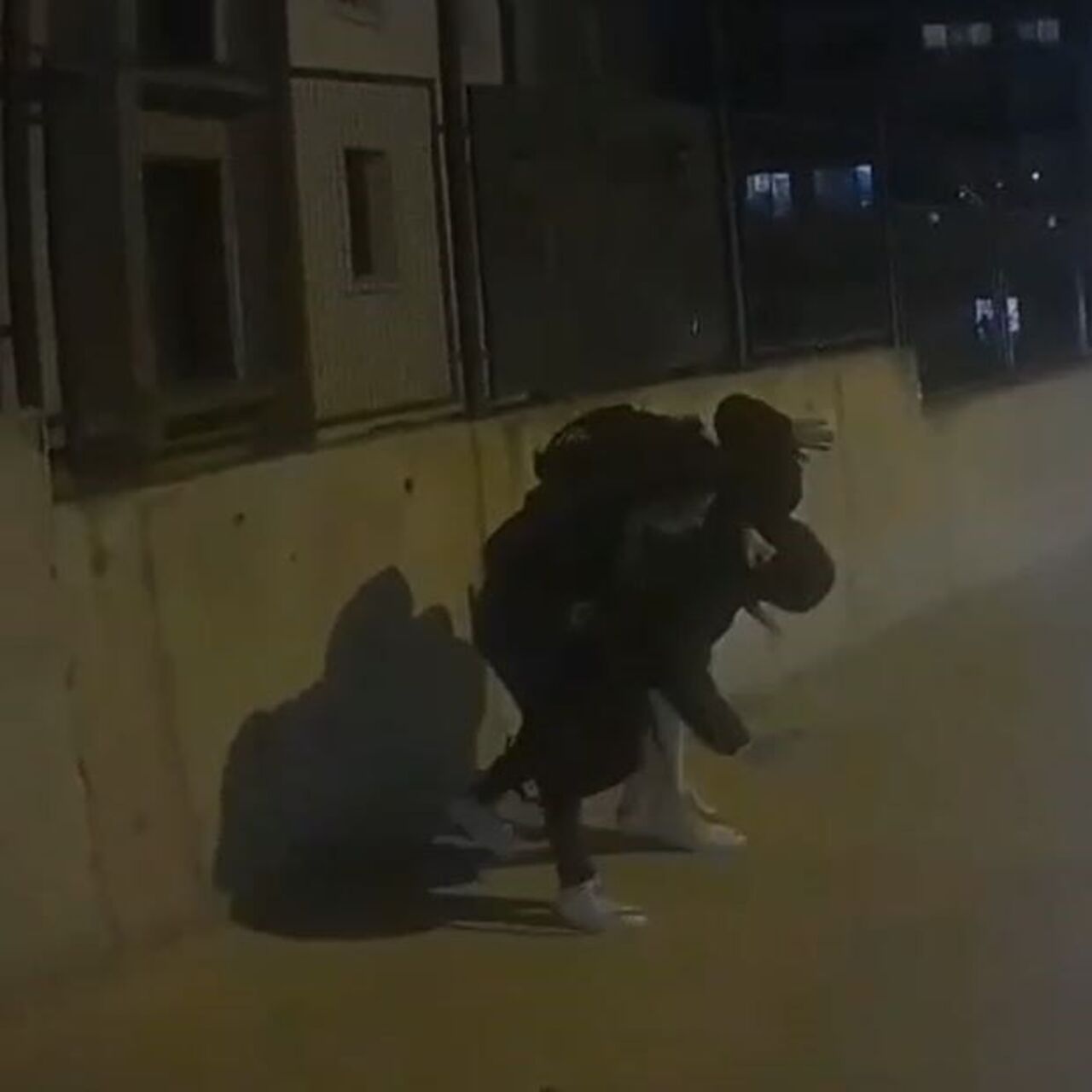 Erkek arkadaşını sokakta evire çevire dövdü!