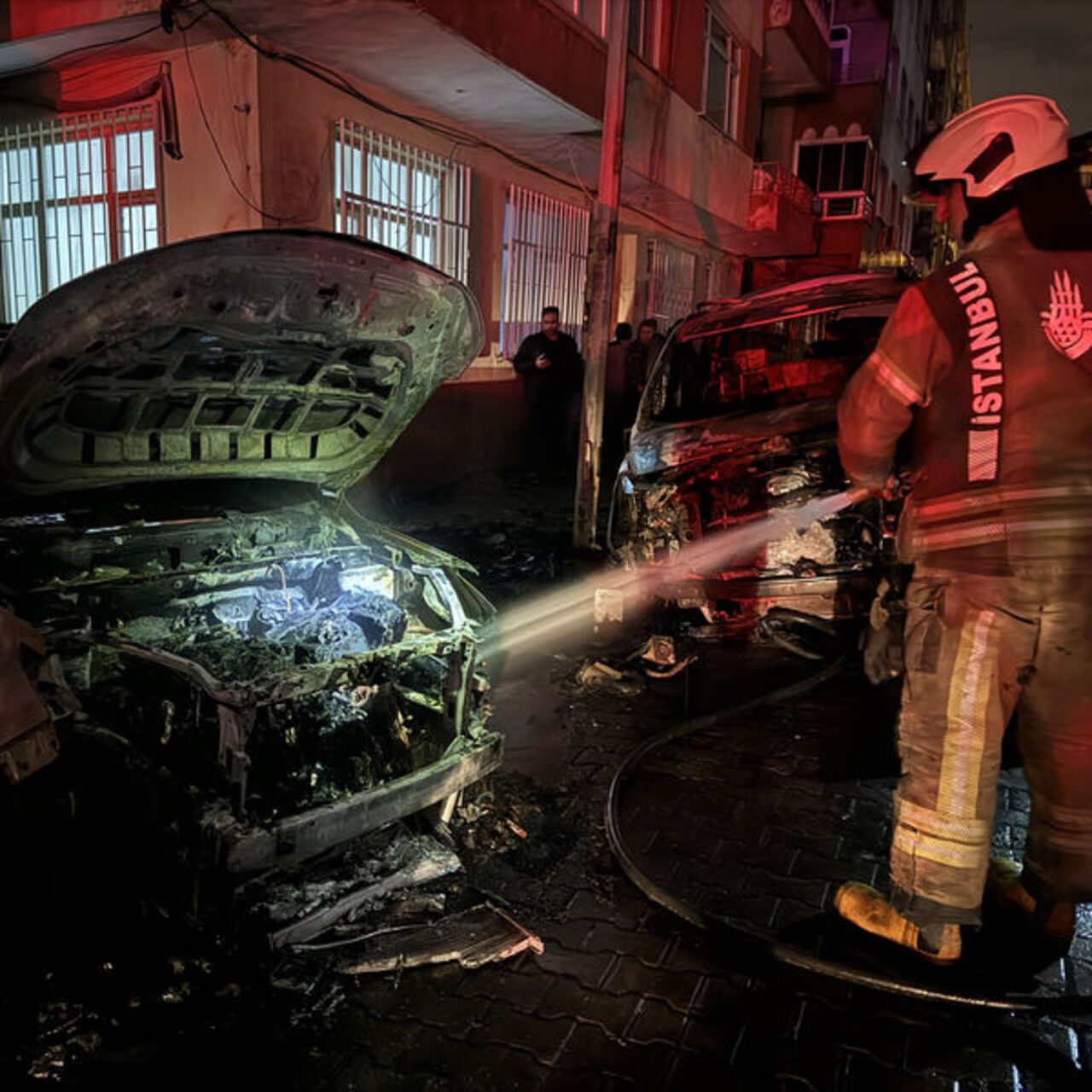 İstanbul’da yanan 6 araç küle döndü
