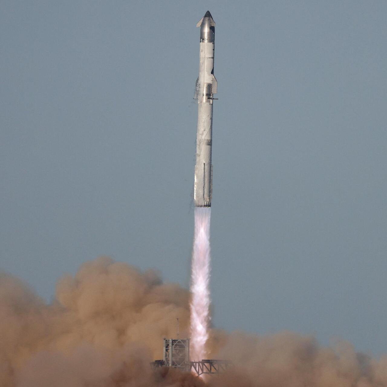 Musk, Mars’a insansı robot taşıyan ilk roketi 2026’da gönderecek