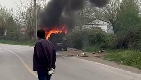 Sakarya’da alev alan otomobil kullanılamaz hale geldi