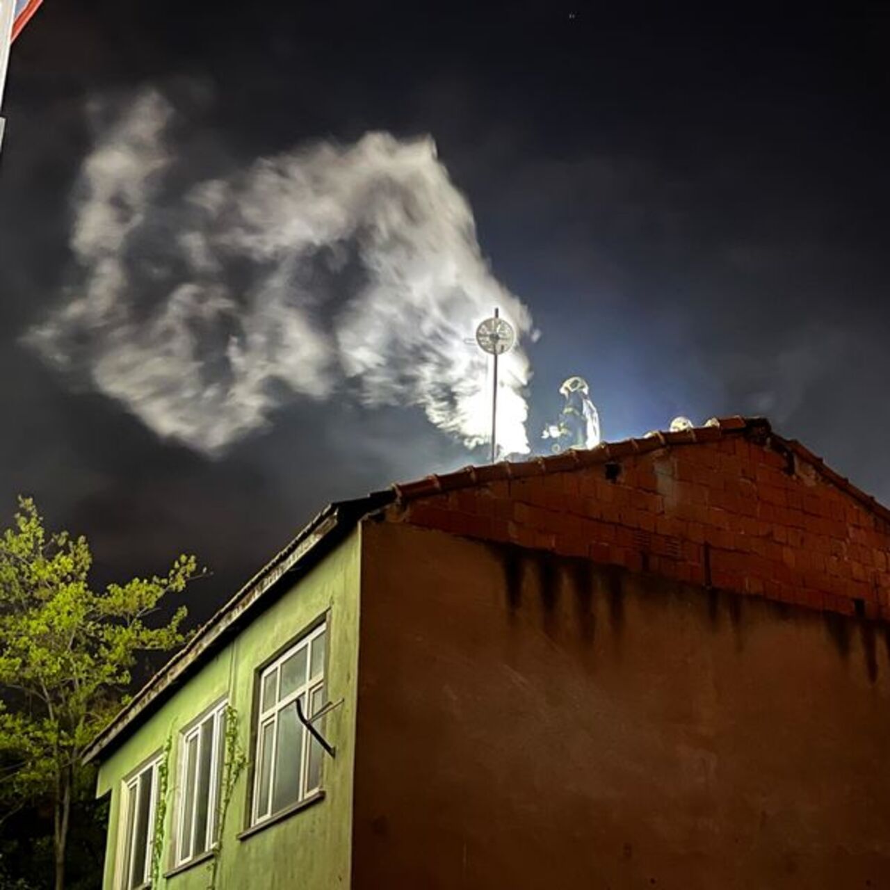 İki katlı evin bacasında yangın