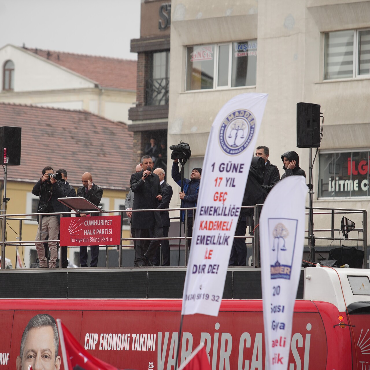CHP lideri Özel: 10 milyon imza aşıldı