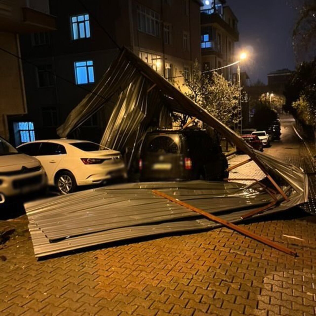 İstanbul’u fırtına vurdu! Çatılar uçtu, metruk bina çöktü