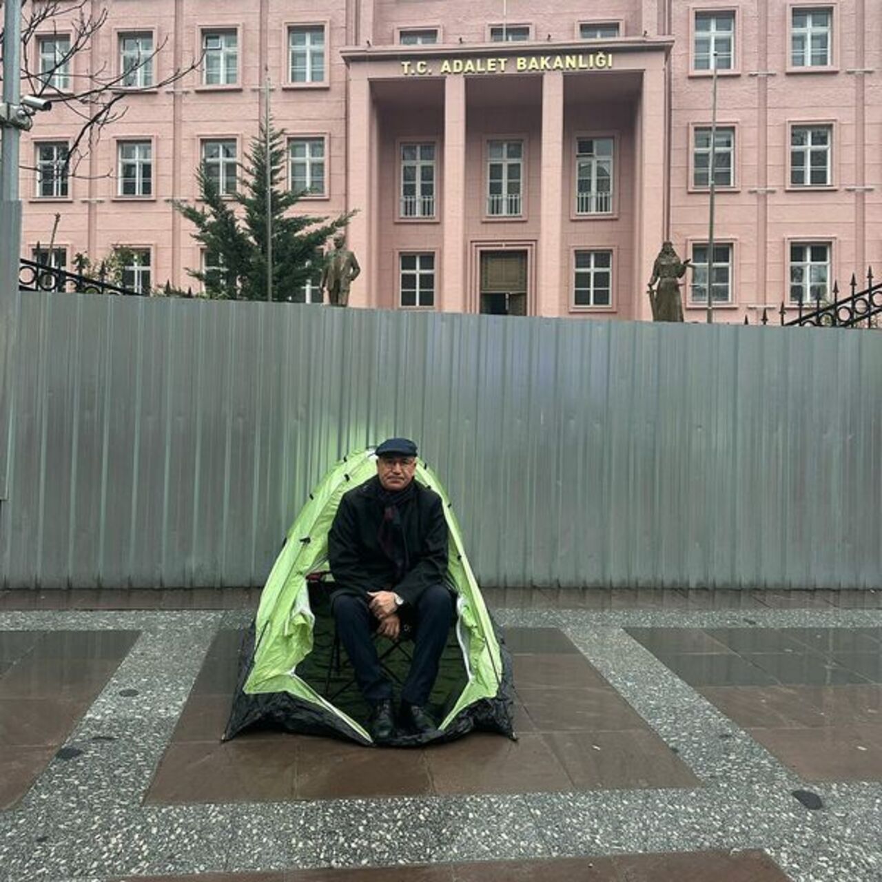 Tanal’ın bakanlık önünde kurduğu çadır kaldırıldı