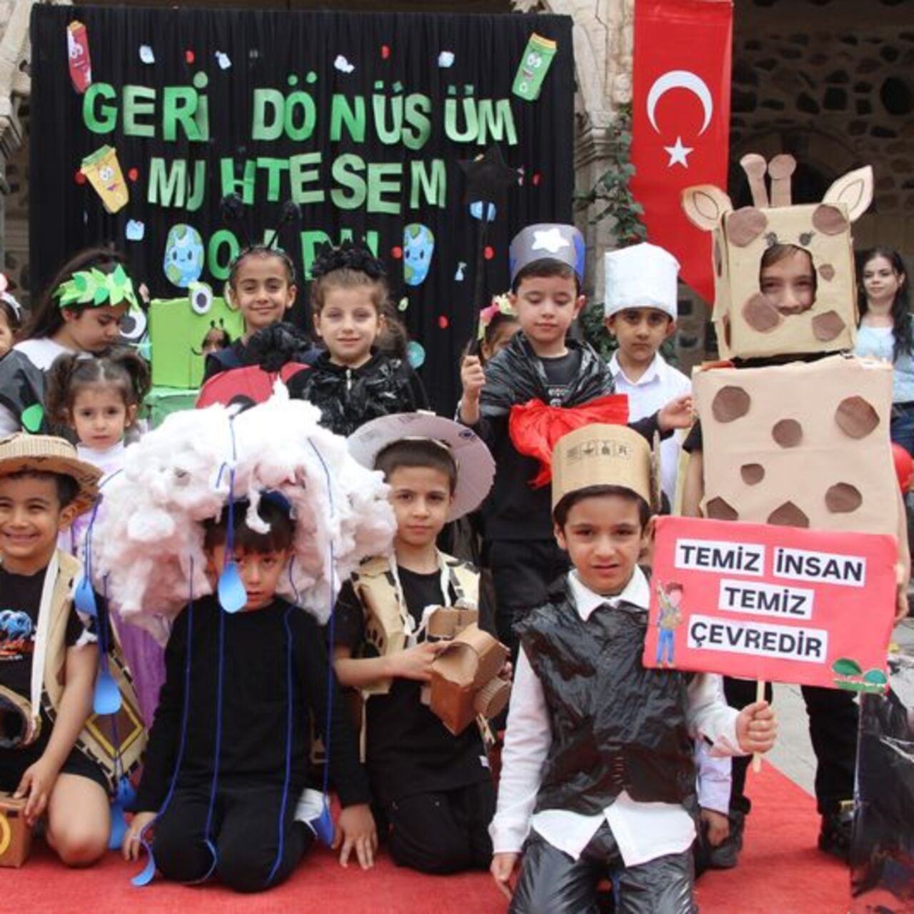 Cizre’de atık malzemelerden çocuk defilesi