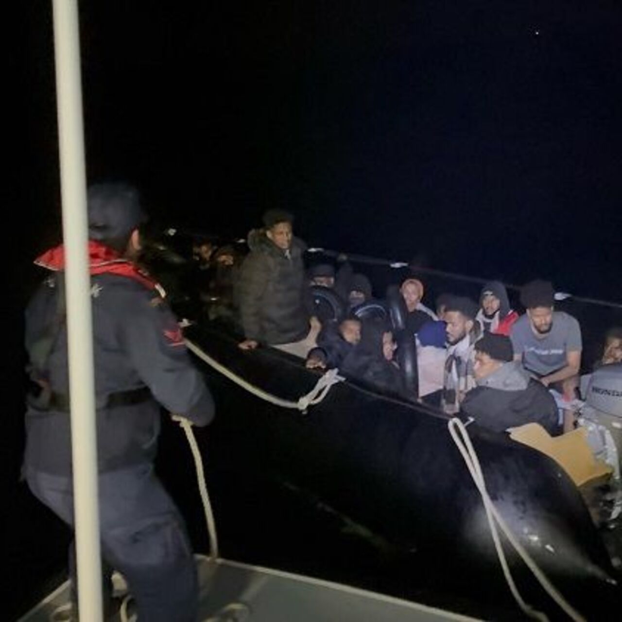 İzmir açıklarında 36 düzensiz göçmen yakalandı