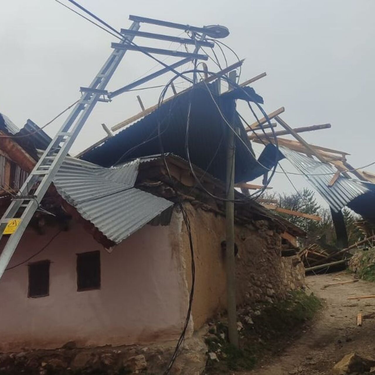 Erzincan’da çatılar uçtu, direkler devrildi