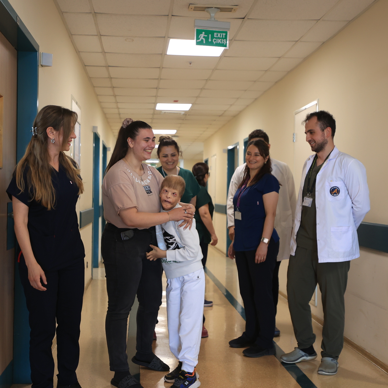 Savaş mağduru Ukraynalı çocuğa Türkiye’de dokularından kulak yapılacak