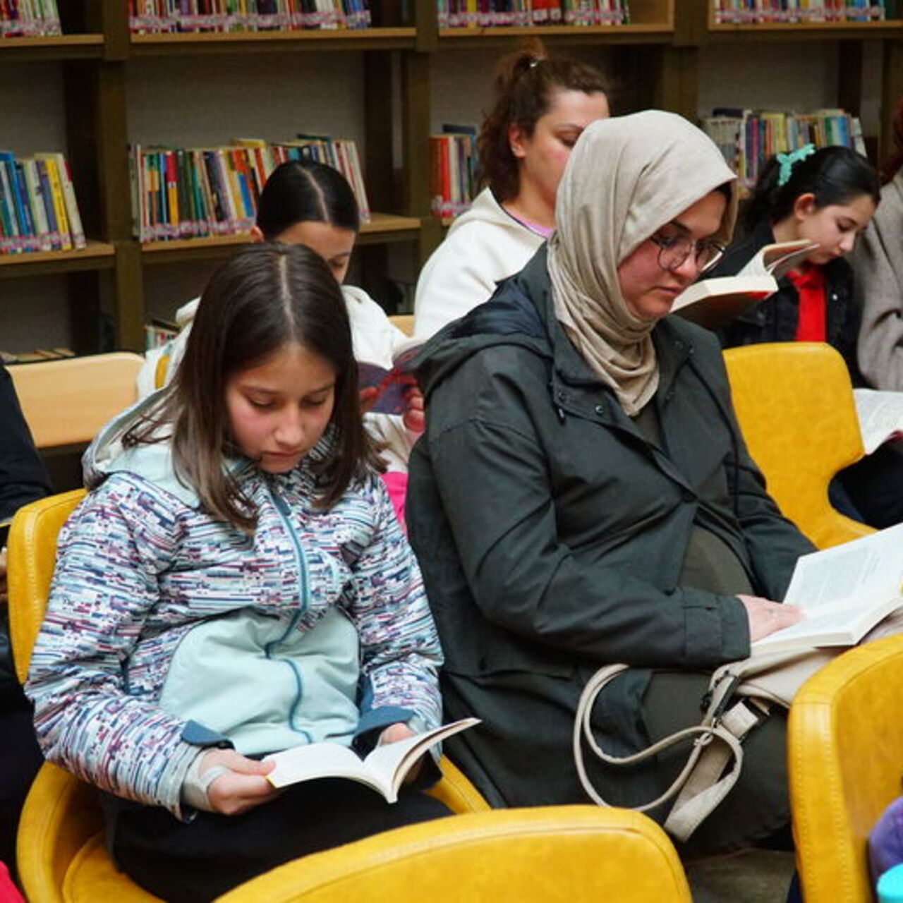 Öğrenciler aileleriyle kitap okudu
