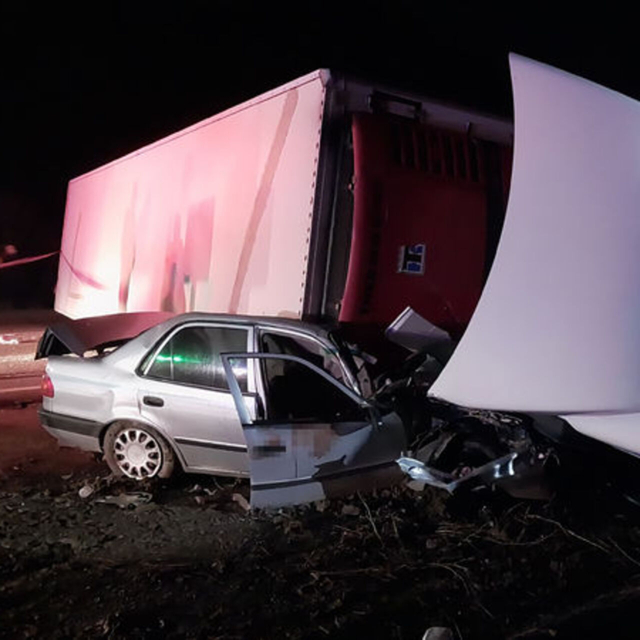 Otomobilin üzerine TIR devrildi: Oğul öldü, baba yaralandı