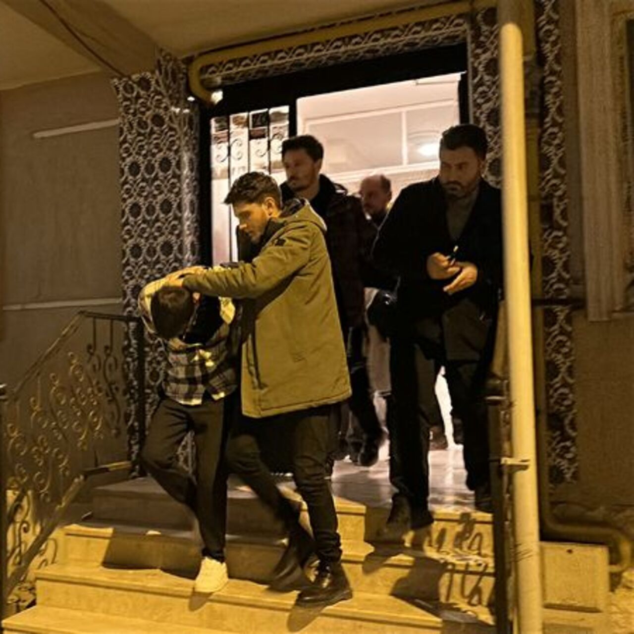 Polisten kaçtı! Kendisini eve kilitledi
