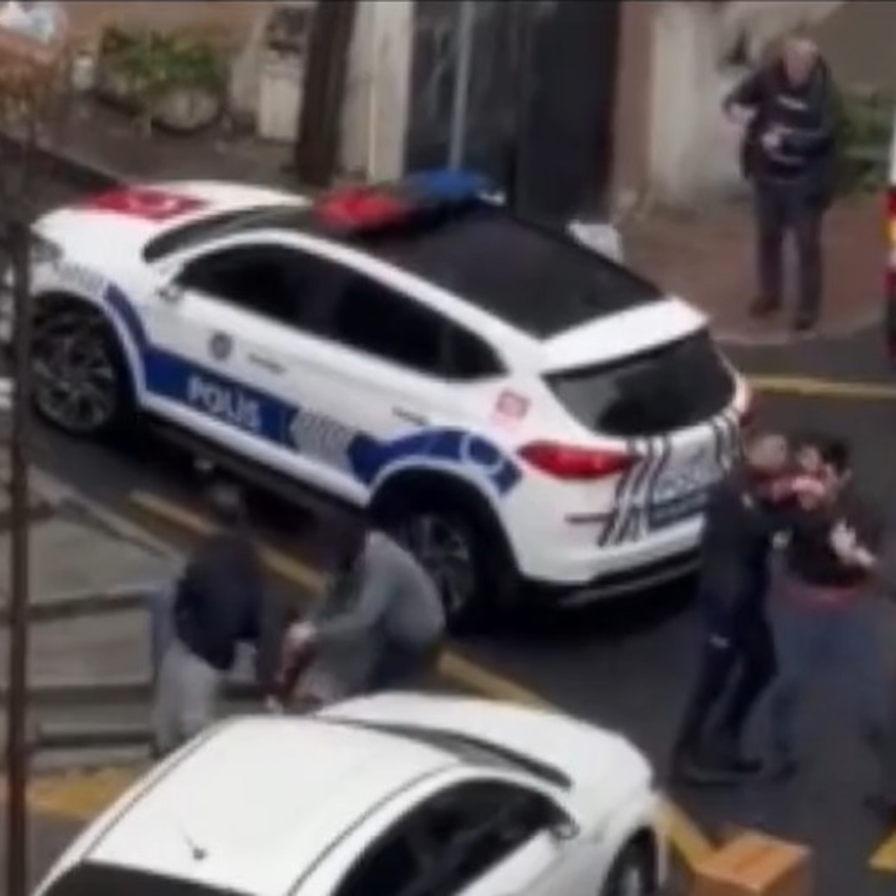 Komşusunun evini taşladı!