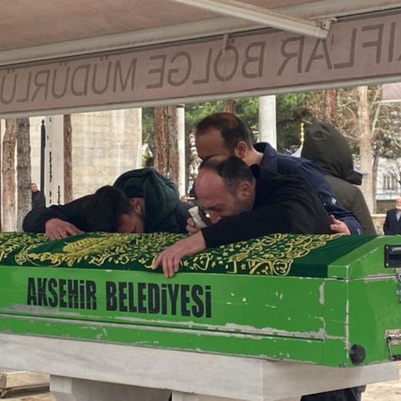 Gözyaşarıyla toprağa verildi
