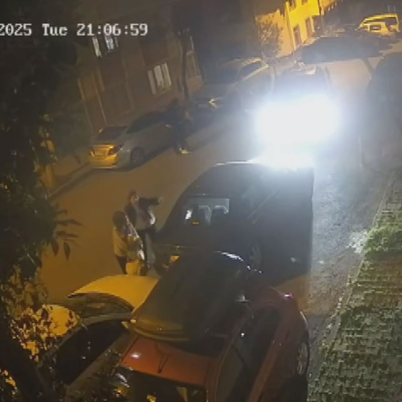 Kucağında bebeği olan karısını darp etti!
