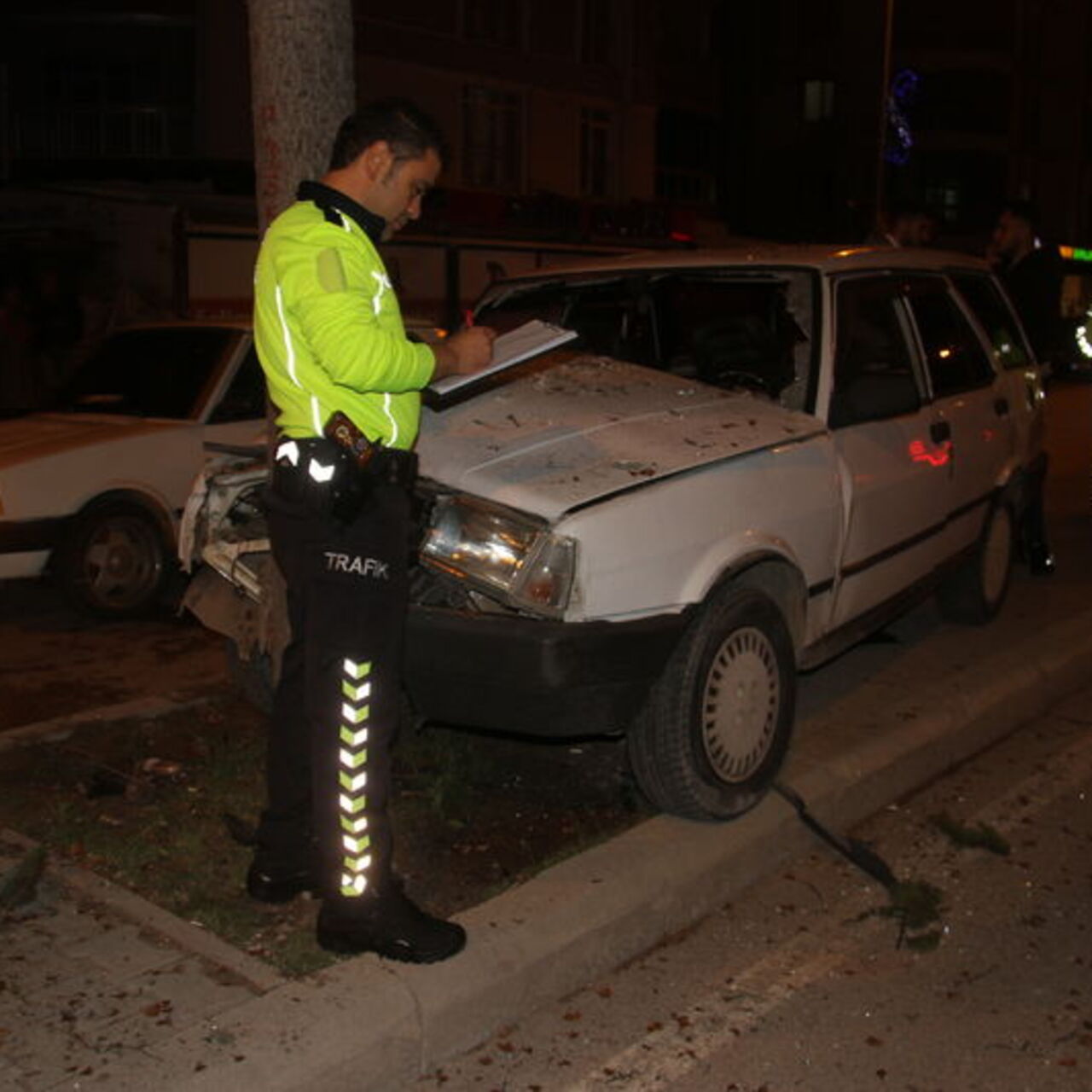 Araç refüjdeki ağaca çarptı: 6 yaralı
