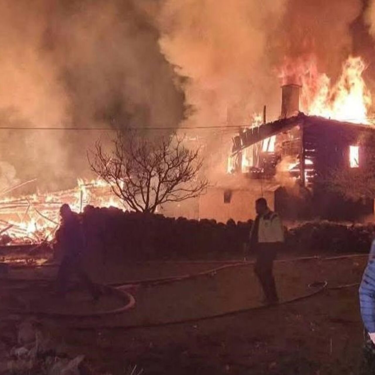 Ankara’da 4 ev ve 2 samanlık yandı