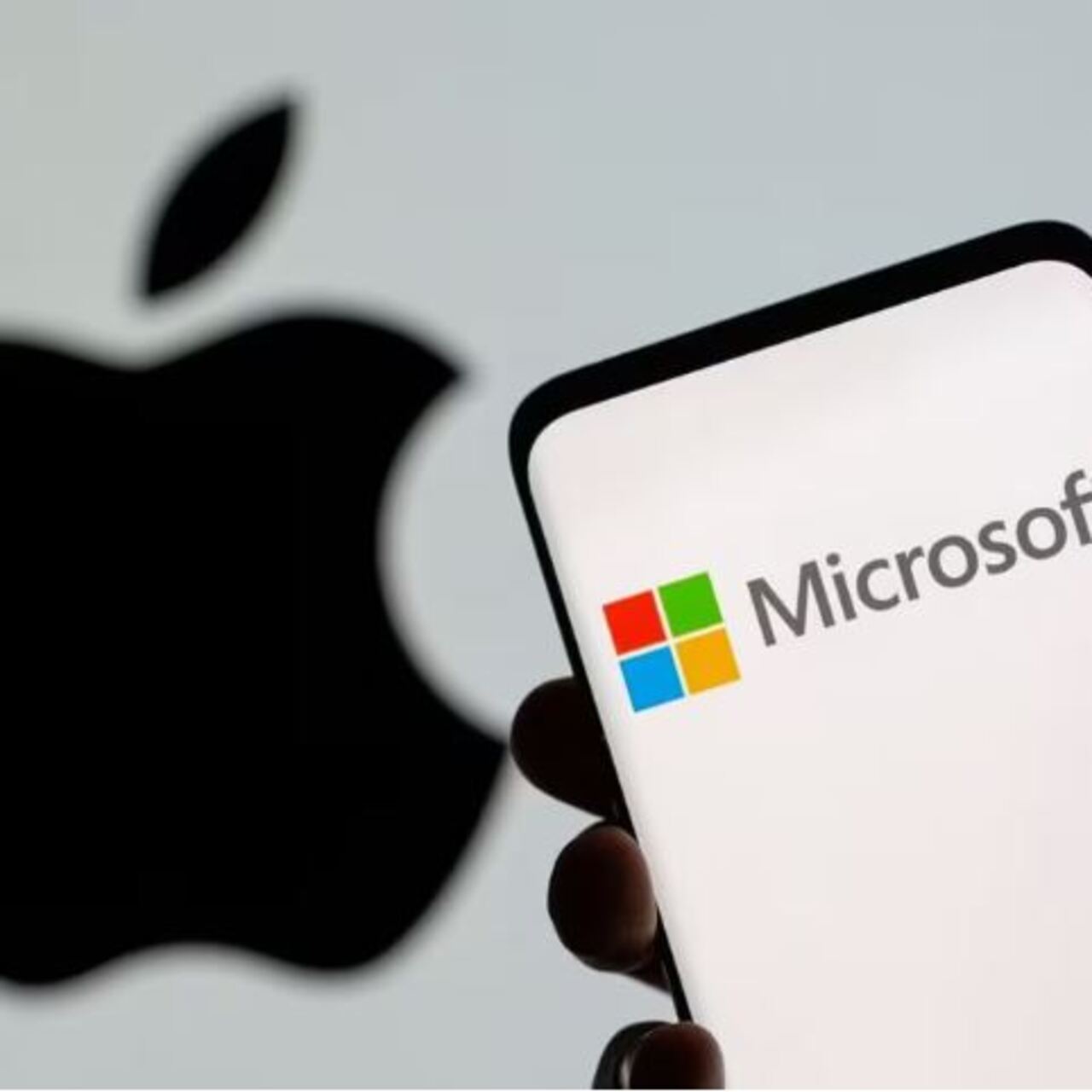Trump’ın tarifeleri Apple’ı sarstı, Microsoft zirveye yerleşti