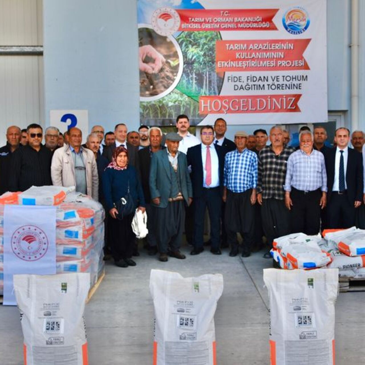 Mersin’de ayçiçeği tohumu dağıtıldı