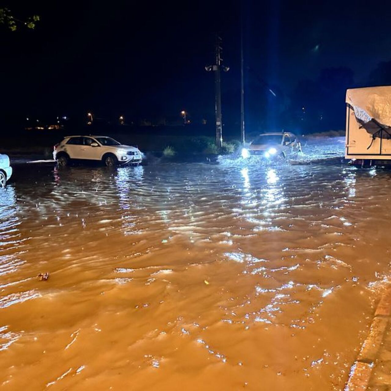 Hatay’da sağanak ve dolu etkili oldu