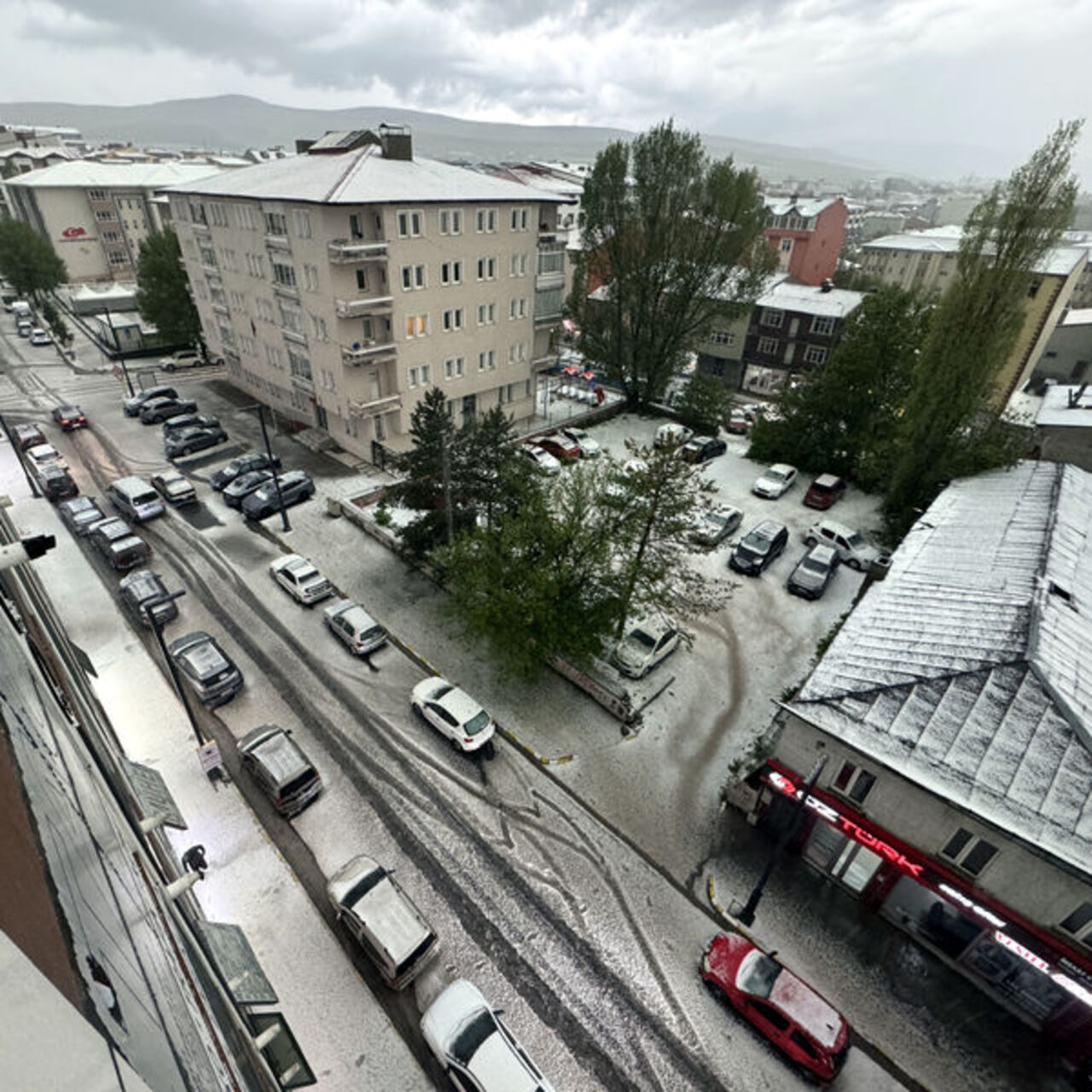 Ardahan’da şiddetli sağanak ve dolu etkili oldu