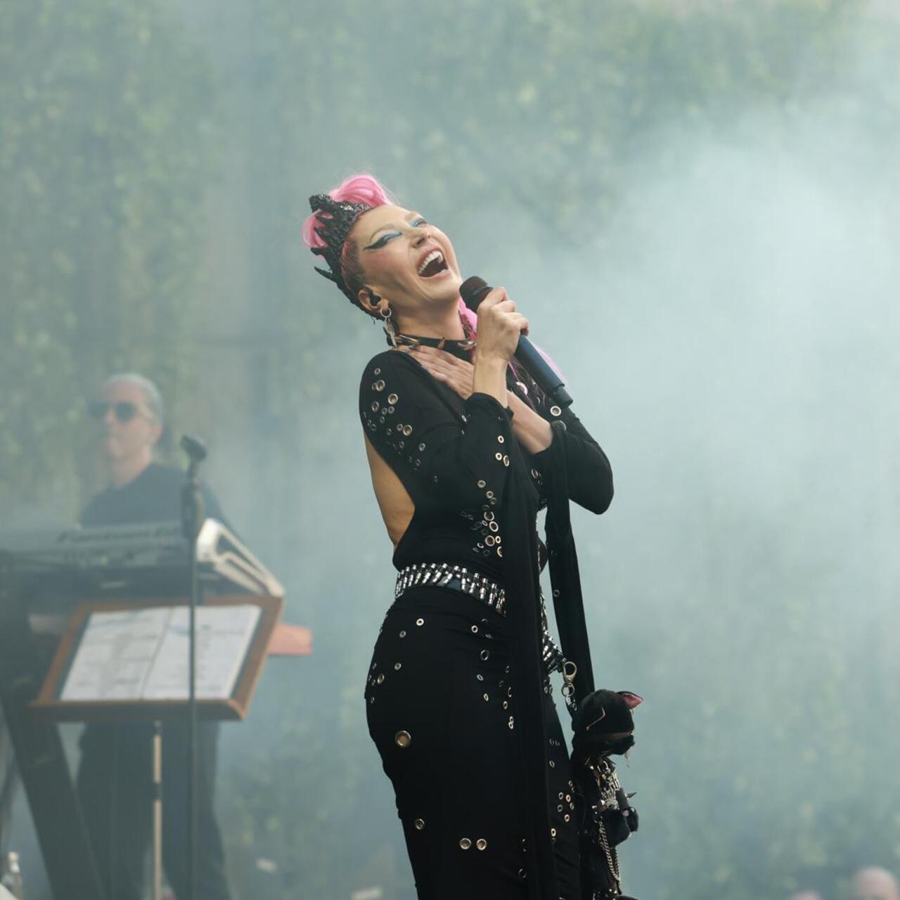 Cuma İş Çıkışı’nda Hande Yener sahnedeydi