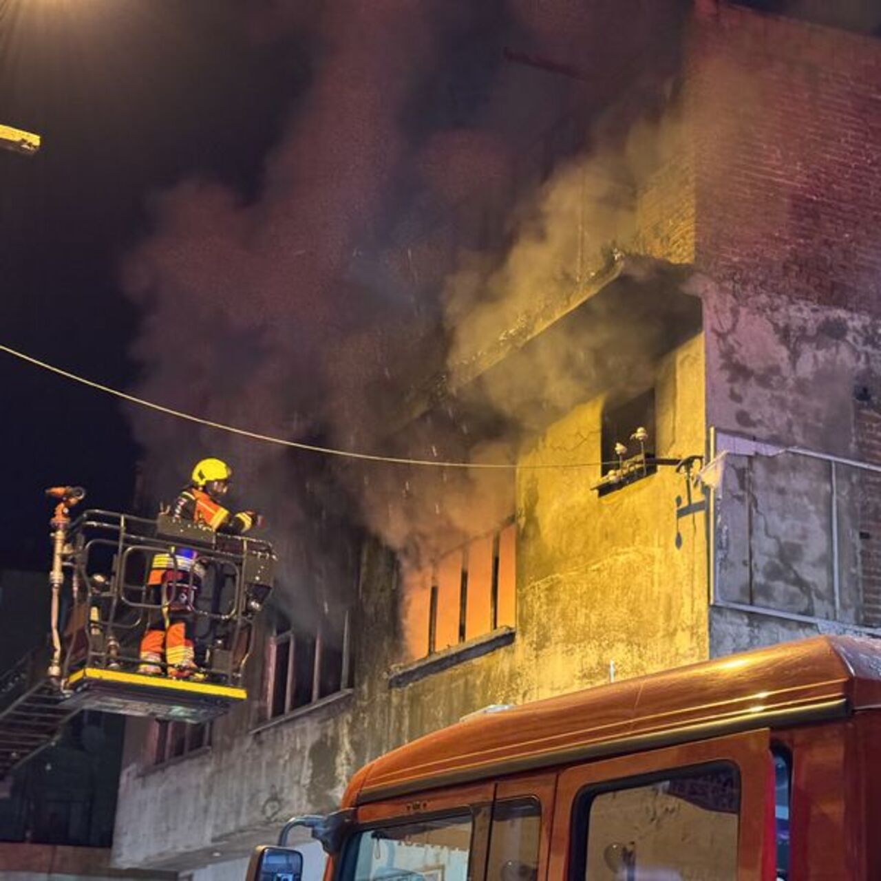 Balıkesir’de 3 katlı binada yangın: 1 ölü